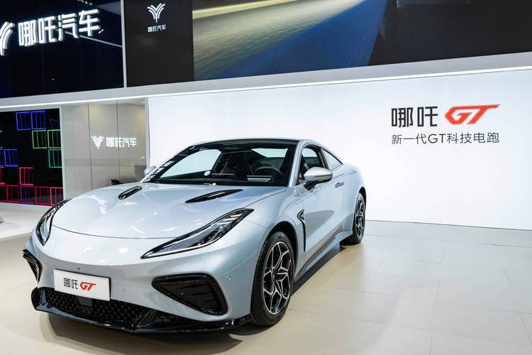 佛山314哪吒汽车在智能汽车领域的表现，领途汽车在新能源汽车市场中的影响力